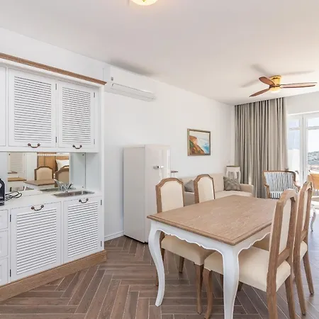 Altido Ocean View Apts With Pool And Parking *